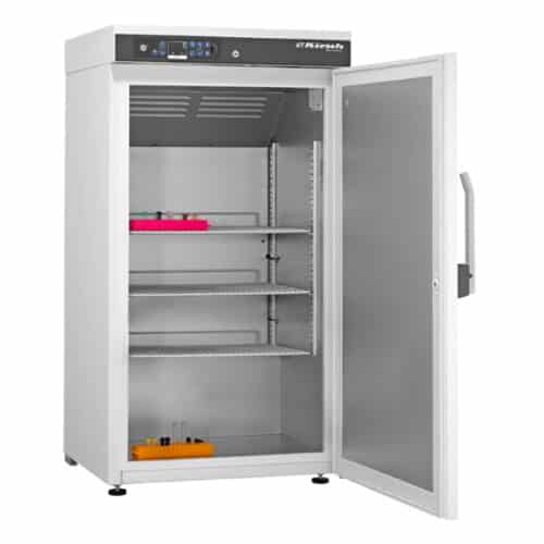 Laboratorio jääkaappi avattuna, sisällä erilaisia näytteitä ja tarvikkeita. Jääkaapissa on säädettävät hyllyt ja digitaalinen näyttö lämpötilan hallintaan. Sopii erinomaisesti tieteellisiin, tutkimuskäyttöihin ja laboratorioihin. Kirsch Labo 288
